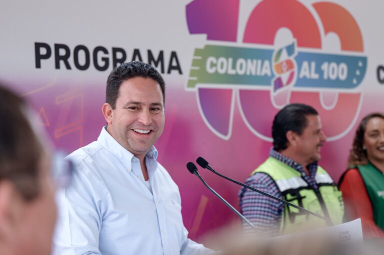 Lleva Javier Díaz el programa Colonias al 100 al barrio del Ojo de Agua