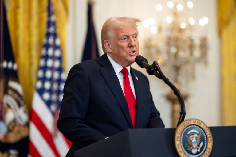 Pausa Trump arancel a quienes no reviraron; aumenta a China