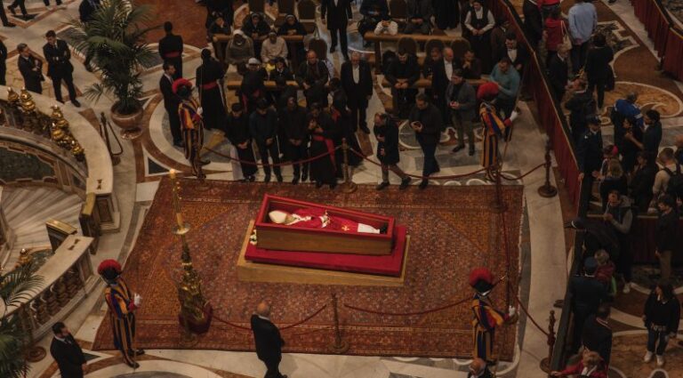 Pobres tendrán privilegio de dar el último adiós al papa Francisco antes de ser sepultado en Santa María la Mayor