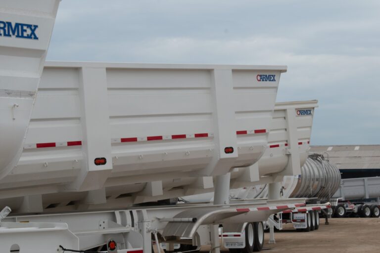 Cómo elegir el mejor remolque para tu negocio de transporte de carga