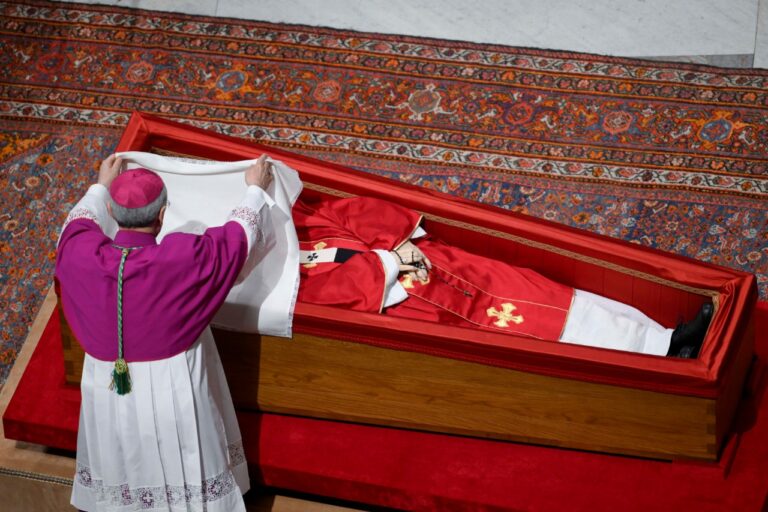Sellan el féretro del papa Francisco; Vaticano se prepara para el funeral de este sábado