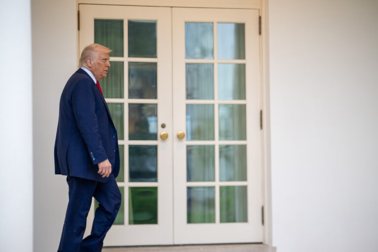 Trump le aumenta a China un 104 % de aranceles por represalias