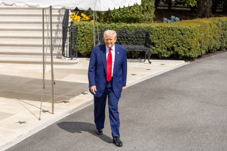 Trump amenaza a China con aranceles del 50 % si no retira gravámenes a EU