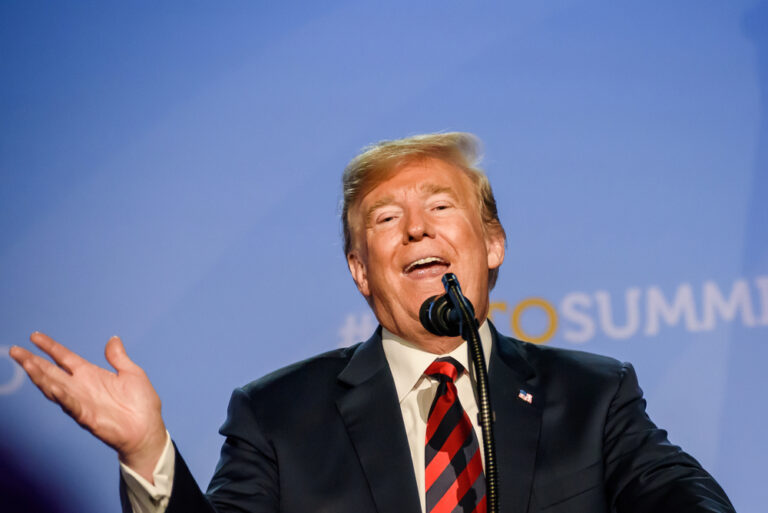 Bloquea corte de EU aranceles de Trump contra México