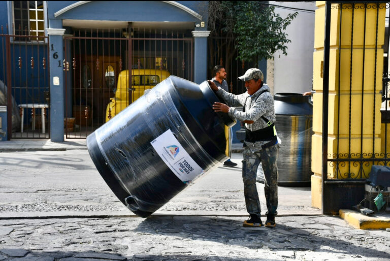 300 familias en Ramos Arizpe se benefician con entrega de tinacos a bajo costo