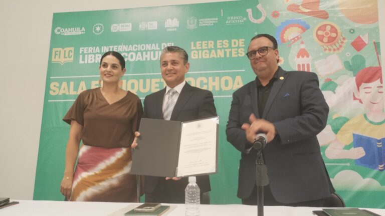 Presentan en la FILC 2025 edición reimpresa de la Constitución Política reformada del Estado de Coahuila de 1852