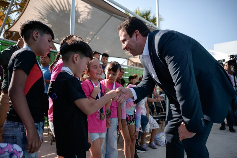 Acerca Javier Díaz el deporte a las colonias: arranca cursos en Centros Acuáticos