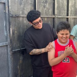 Asisten niños con discapacidad a escuchar al grupo Firme