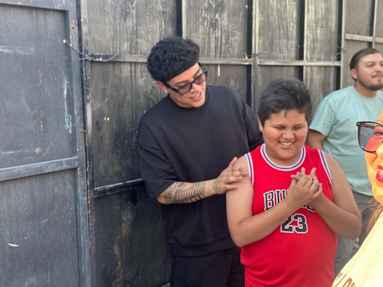 Asisten niños con discapacidad a escuchar al grupo Firme