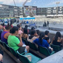 Asisten niños con discapacidad a escuchar al grupo Firme3