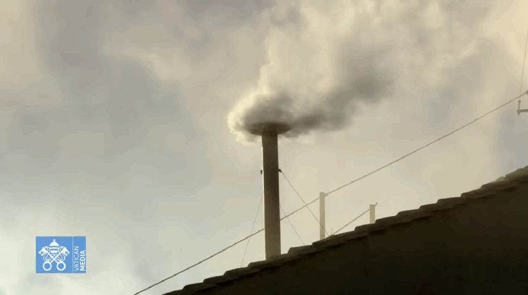 ¡Habemus Papam! Sale humo blanco de Capilla Sixtina