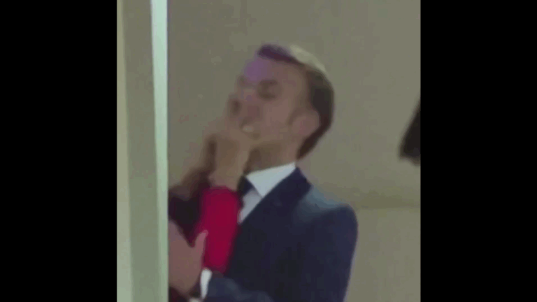 Viral: captan en video como el presidente de Francia recibe una cachetada de su esposa