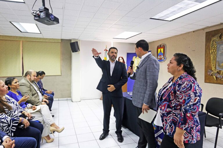César Arnulfo de León Alvarado rinde protesta para un segundo periodo como director de la Facultad de Trabajo Social de la UA de C