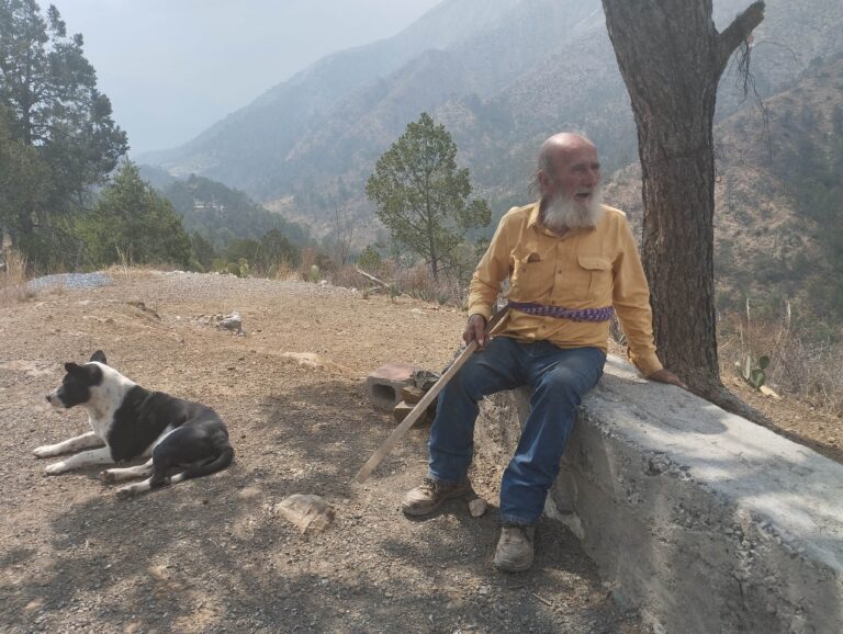 Convierte ermitaño su casa en mirador de la Sierra de Santiago en Arteaga