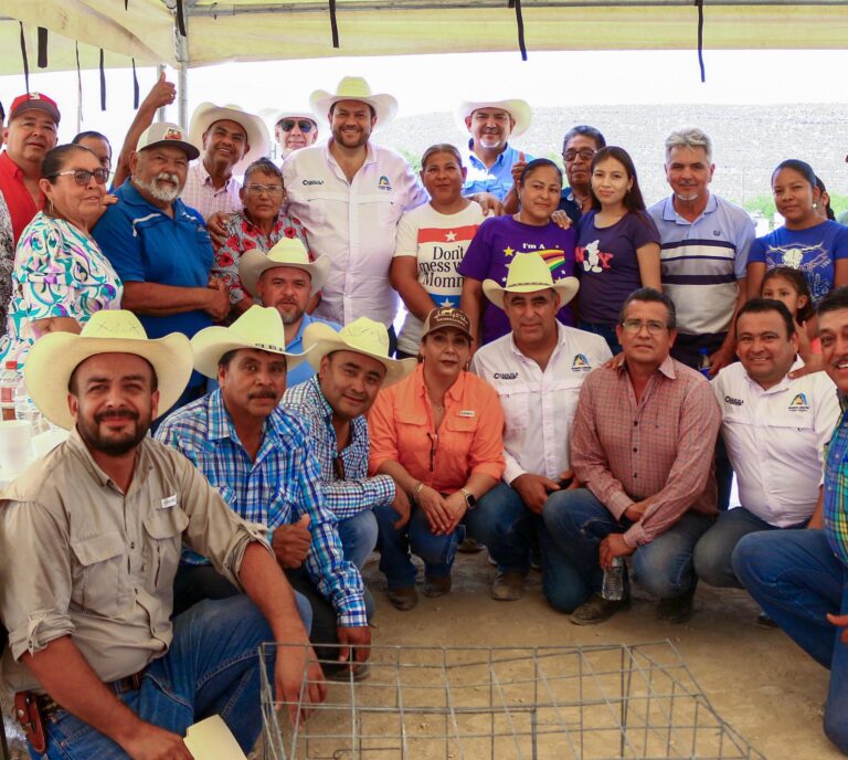 Entrega Tomás Gutiérrez gallinas para autoconsumo y venta de huevo