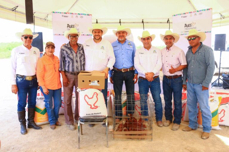 Entrega Tomás Gutiérrez pollitas para la producción de huevo en Tuxtepec