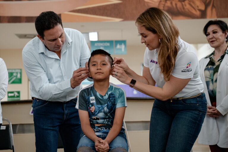 Entregan Javier y Luly 214 aparatos auditivos