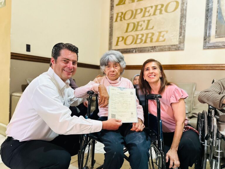 Entregan actas de nacimiento a personas adultas mayores sin identidad