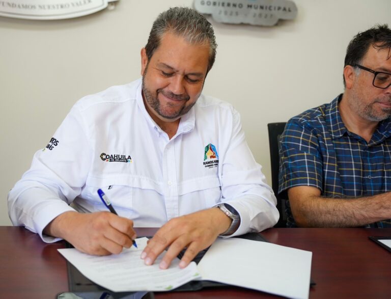 Firma Tomás convenio en pro de la salud mental de los jóvenes de Ramos