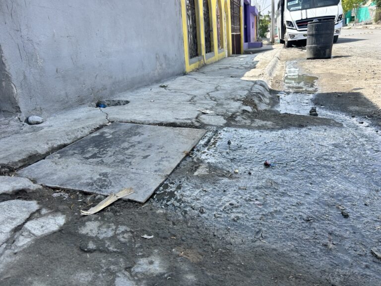 Fuga de aguas negras preocupa a vecinos de la colonia El Mirador; autoridades intervendrán para su reparación