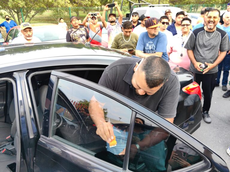 Inician taxistas de aplicación retiro de polarizados