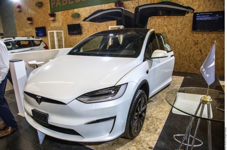 Libraría Tesla impacto de aranceles, mientras otras sufren