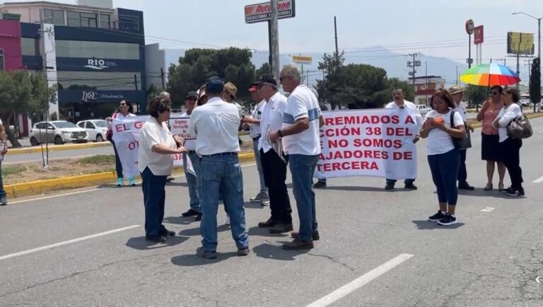 Maestros se manifiestan contra dirigencias sindicales