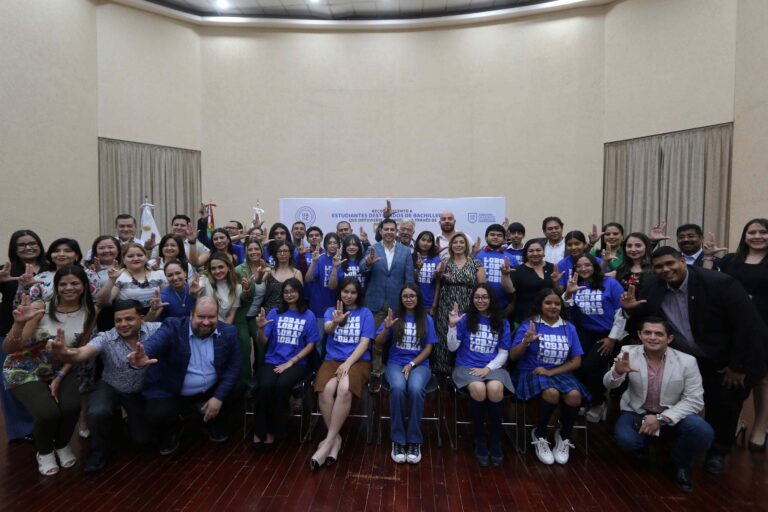 Por su excelencia académica, entrega rector de la UAdeC a egresados de bachillerato sus pases directos a licenciatura e ingeniería