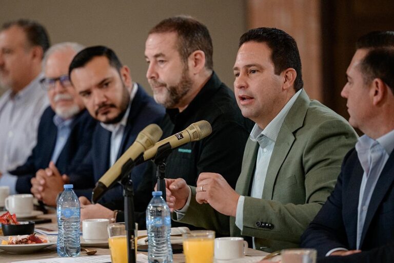 Presenta Javier Díaz programa Activa Tu Parque a Arhcos