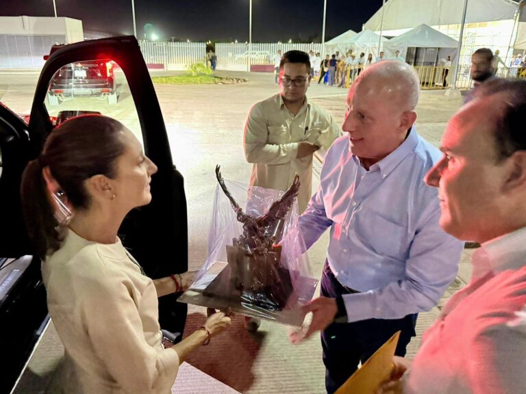 Román Alberto Cepeda González entrega a la presidenta de México, una réplica de la escultura del Águila del Giro Independencia