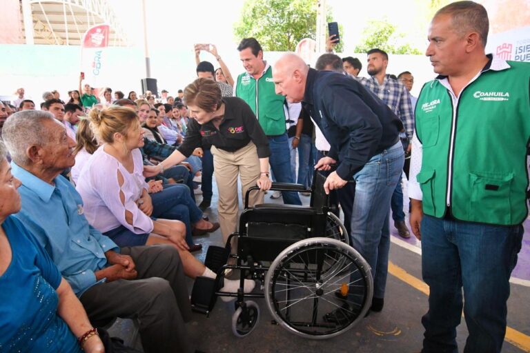 Román Cepeda lleva la brigada municipal a la colonia Valle Verde, en Torreón