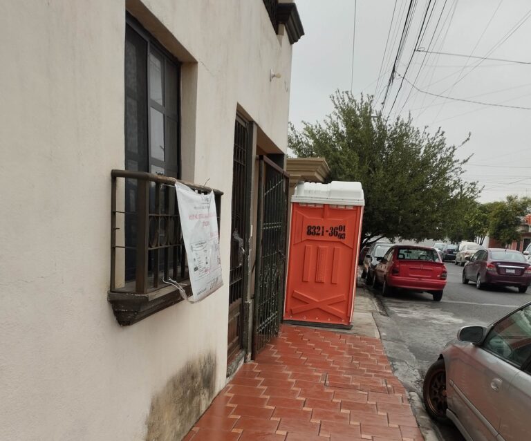 Se anticipan a largas filas y rentan baños portátiles