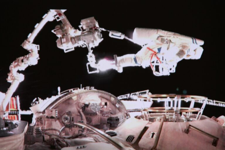 Astronautas de Shenzhou-20 completan primera caminata espacial