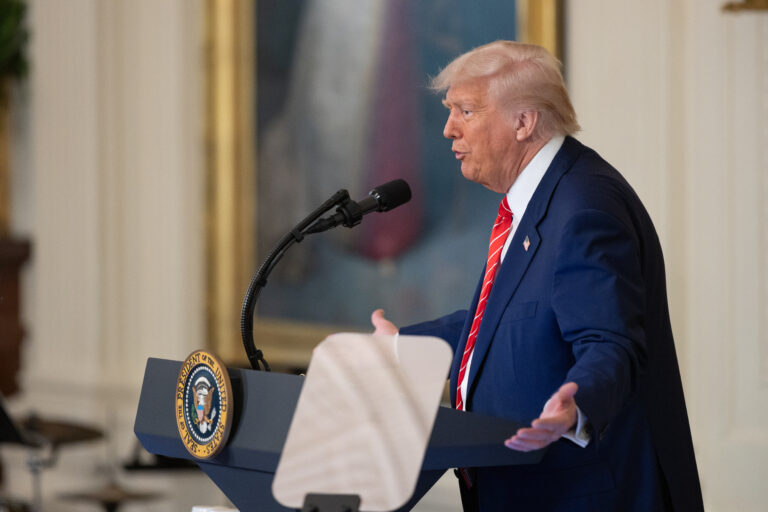 Cumple Trump su amenaza: eleva al 50% aranceles al acero y aluminio