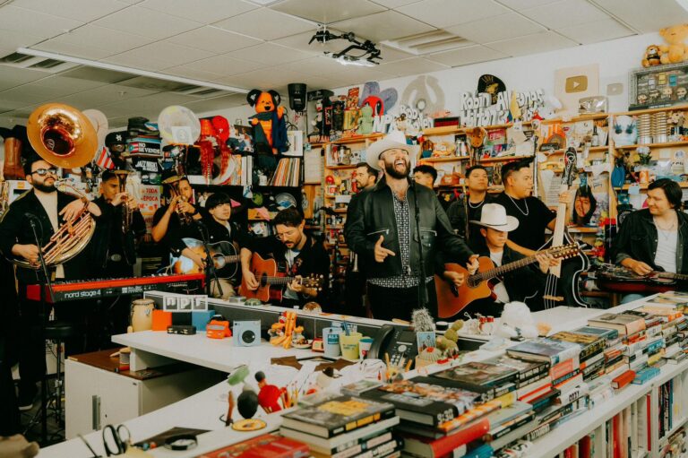 Carín León llegó al Tiny Desk Concert de NPR Music