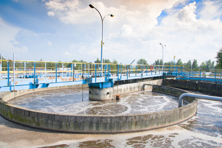 Científicos alertan que las plantas de tratamiento de aguas residuales no eliminan micro plásticos