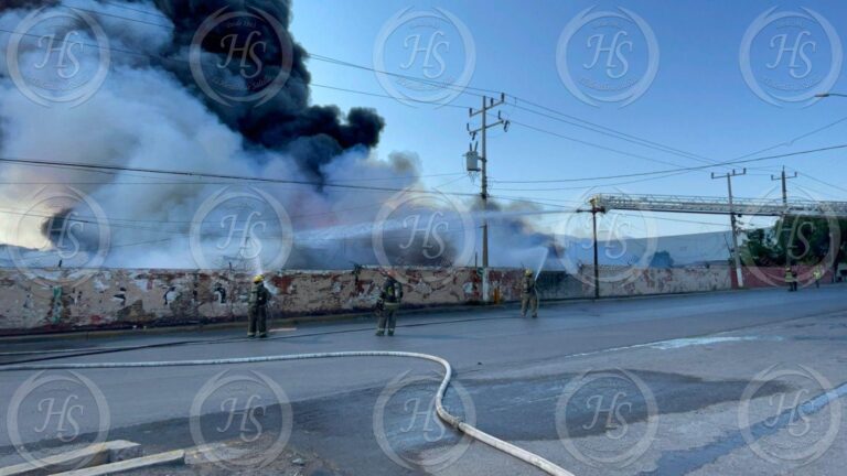 Controlan al 100 por ciento incendio en recicladora de Saltillo