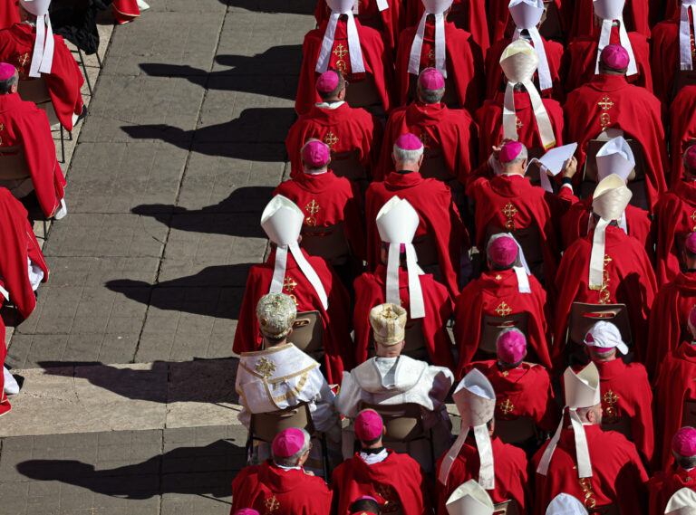 ¿Cuántos cardenales latinoamericanos tienen derecho a voto en el cónclave y quiénes son los de mayor liderazgo?