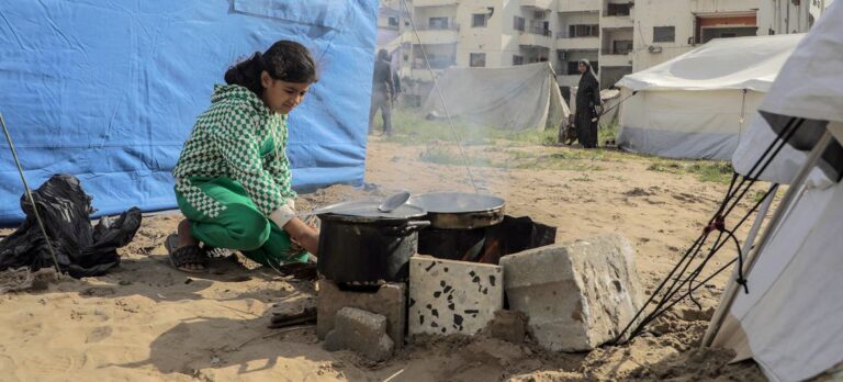 El Ejército israelí mata al menos a un centenar de palestinos en Gaza