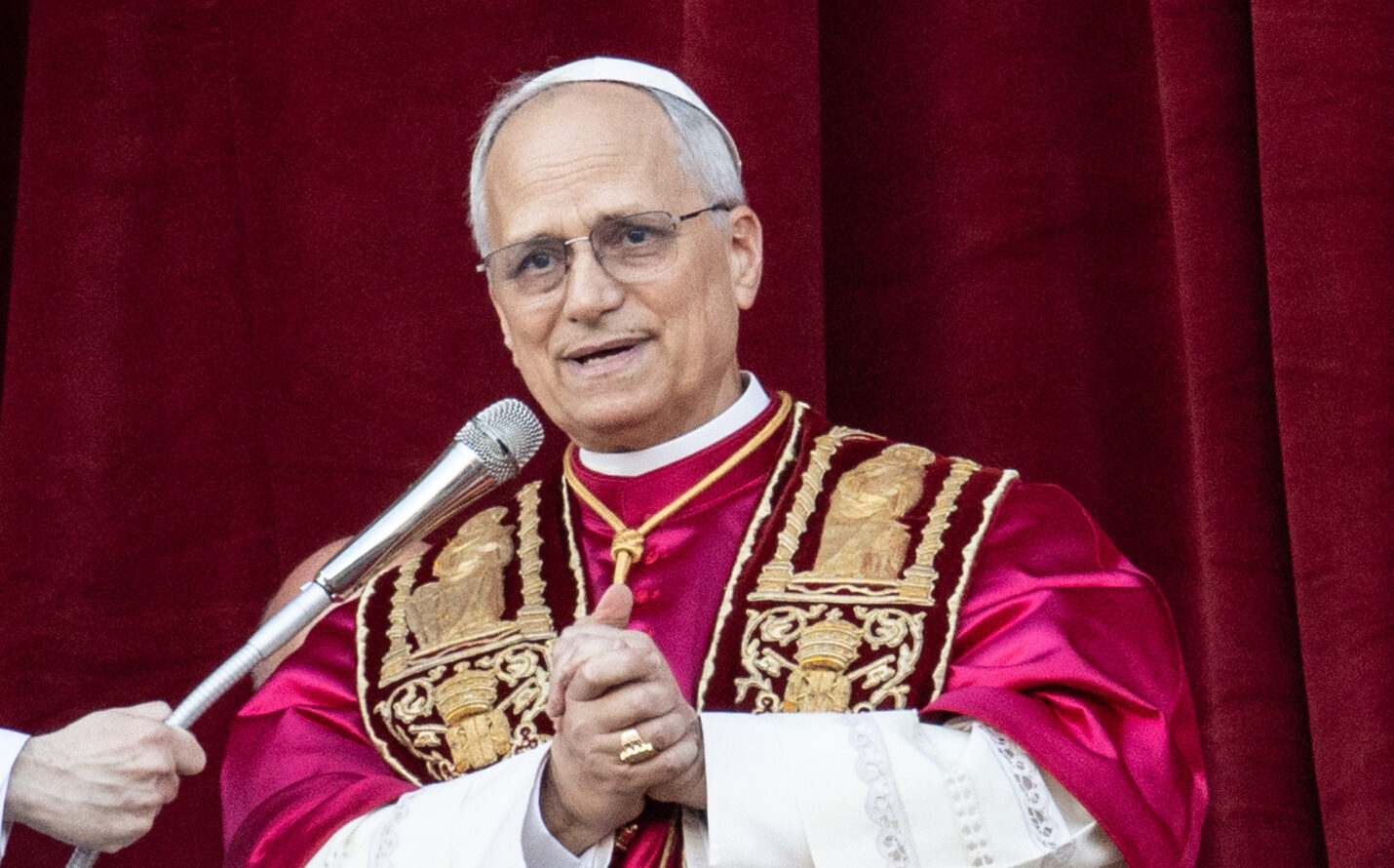 El papa León XIV hace un llamado a la paz mundial y se ofrece a ser ...