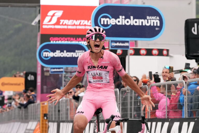 ¡Embiste Del Toro! Gana etapa y sigue líder del Giro