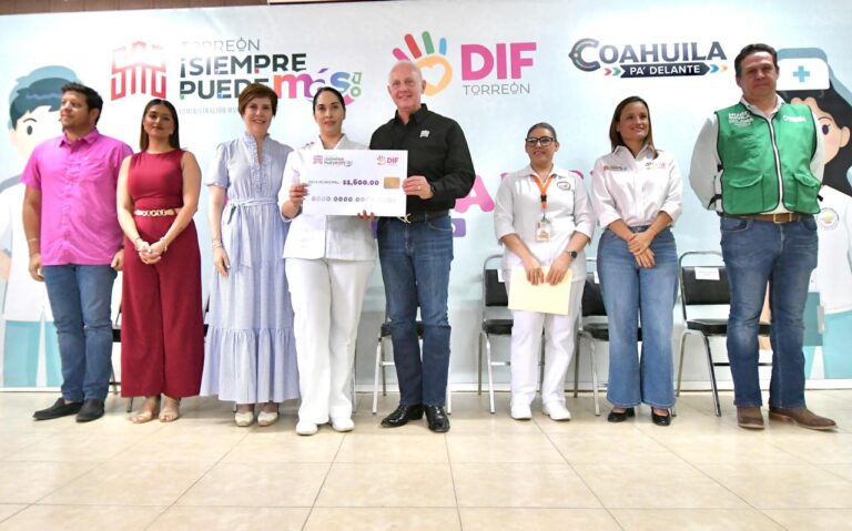 Entrega Román Cepeda apoyos económicos a alumnos de la Escuela de Enfermería de DIF Torreón