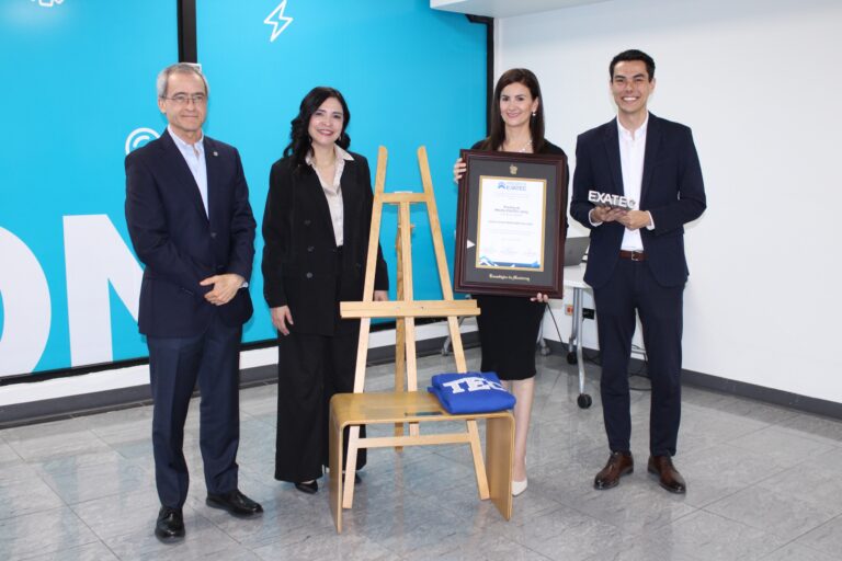Entregan premio EXATEC 2025 a Karla Natividad González