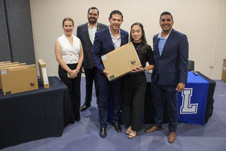 Entregan equipos de cómputo a la Facultad de Ingeniería Mecánica y Eléctrica de la UA de C Unidad Laguna