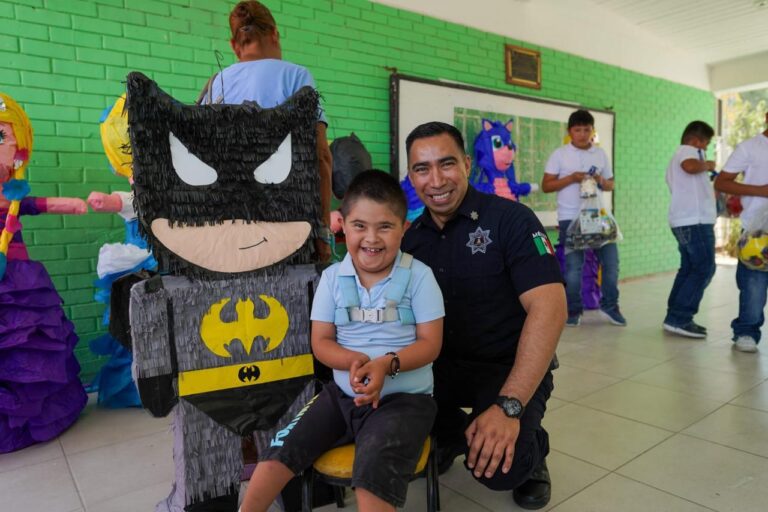 Festeja Policía de Ramos a niñas y niños de Paredón
