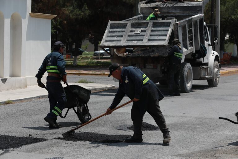 Fortalece programa ‘Aquí Andamos’ acciones de bacheo