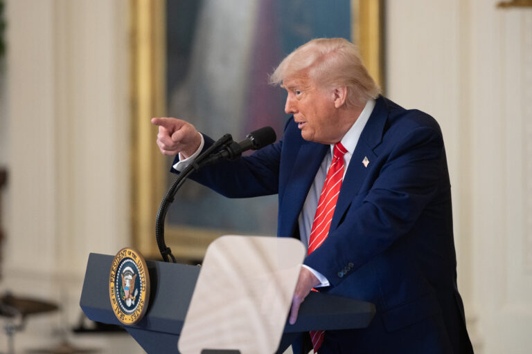 Reimponen aranceles de Trump mientras dure apelación