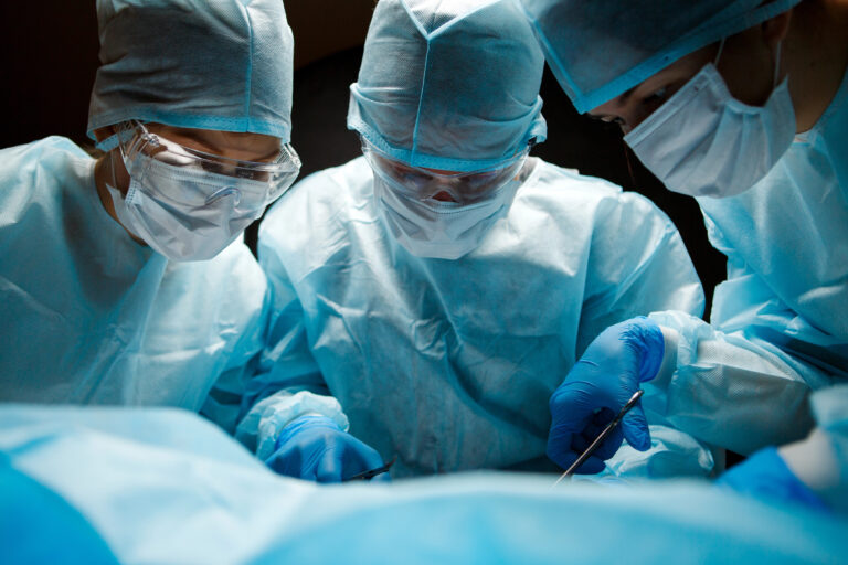 Hito histórico: logran el primer trasplante de vejiga en un ser humano