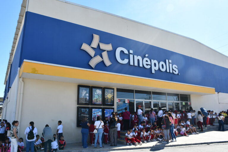 Invita Club Rotario de Ramos Arizpe a 300 niños a proyección de cine 