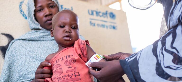 La esperanza de vida mundial se ha reducido 1.8 años, revirtiendo una década de avances